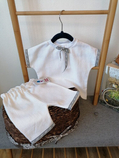 Balts lina krekls un šorti, pelēka/balta rakstaina lenta.62-122.izm.