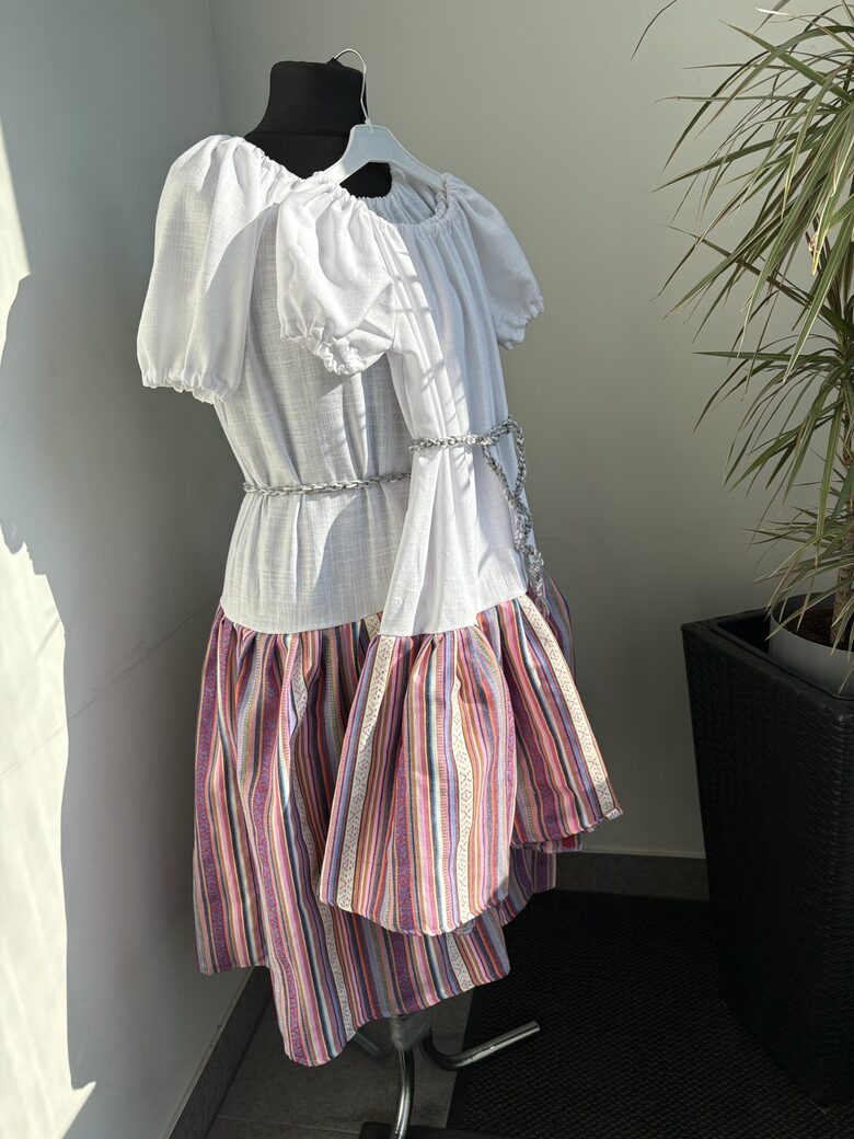 Lina kleita ar tamborētu jostu.''Tautumeitas.''' 80-134 izm.36/42.izm.