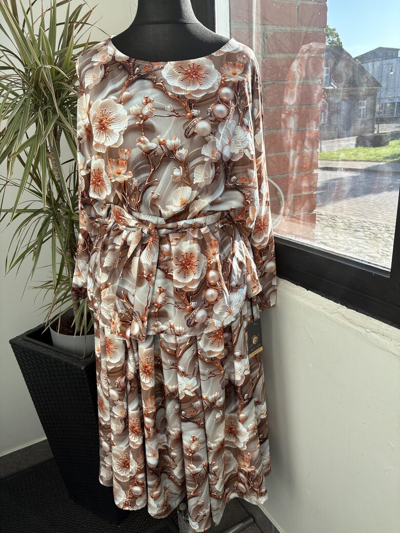 Burvīga sieviešu blūze VAI svārki .Oversize.,,Pērlīte,,