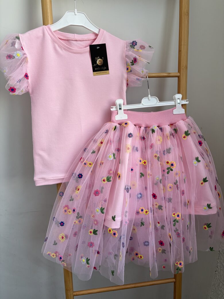 Rozā sapnis.Tilla svārki meitenēm. Blūzē meitenēm. Izšūts tills .