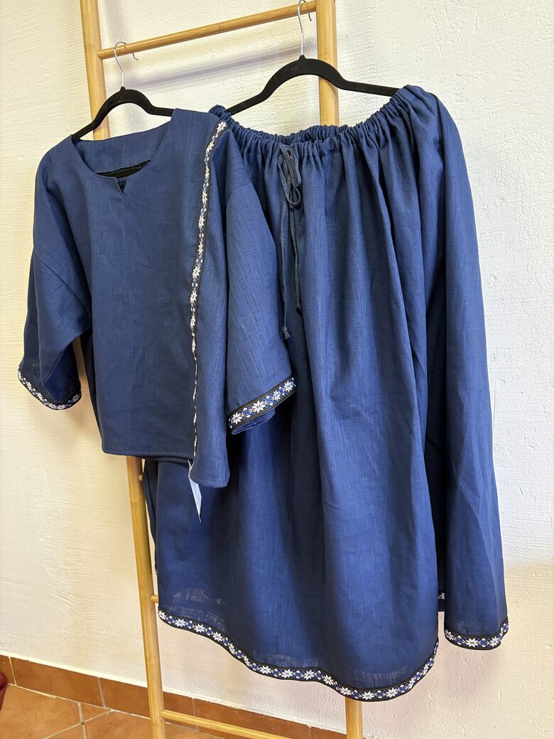 Zilais džins.Lina krekls ar rakstainu lenti.Lina svārki ar kabatām. (brūns/zils)