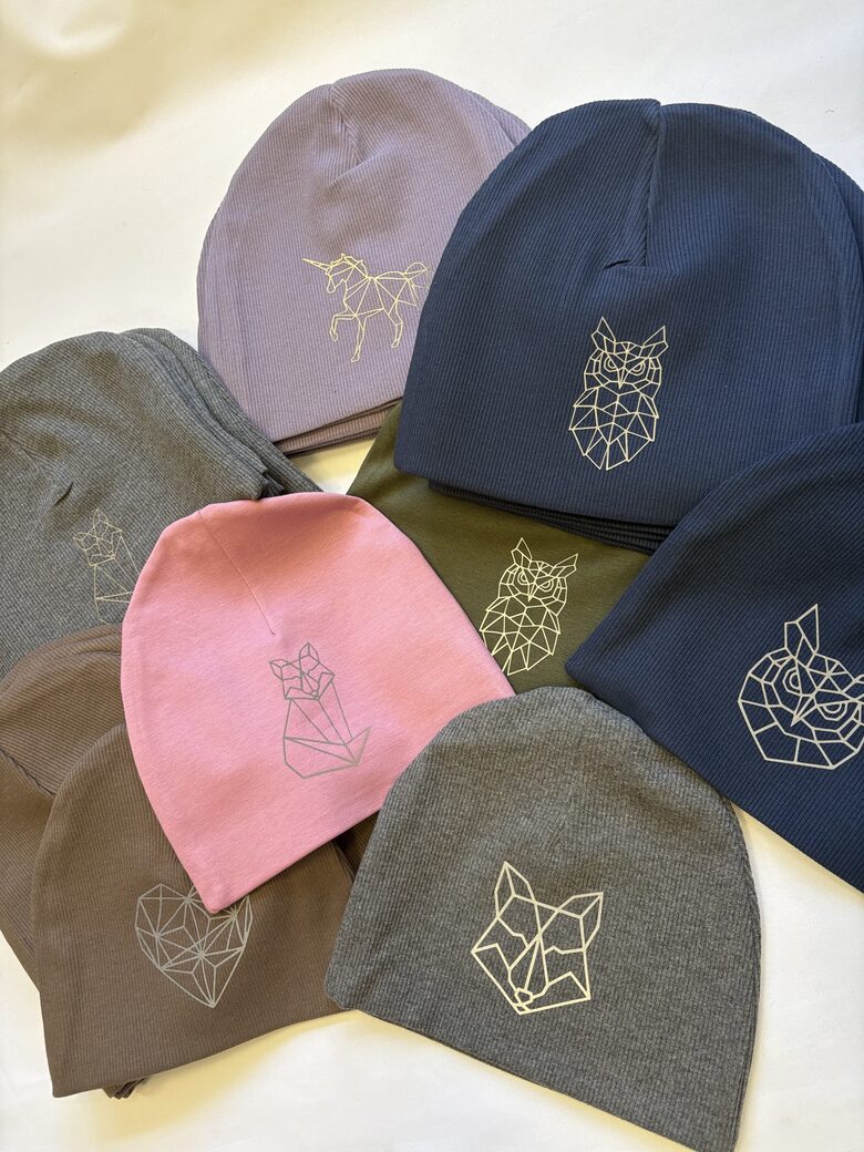 Kokvilnas trikotāžas cepures ar atstarojošo zīmi.