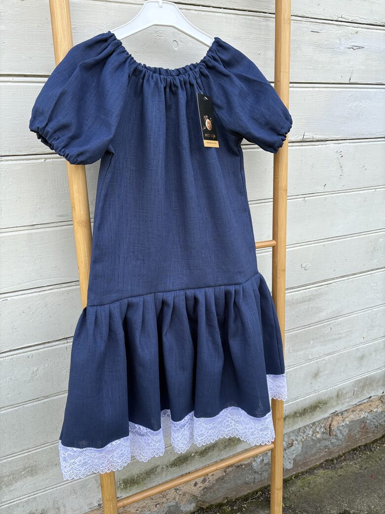 Tumši zila džina tonī lina kleita ar mežģīni.104-158.izm.