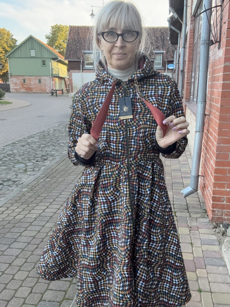 Sieviešu softshell mētelis er volānu. M.,L.,XL. Viļņa efekts.