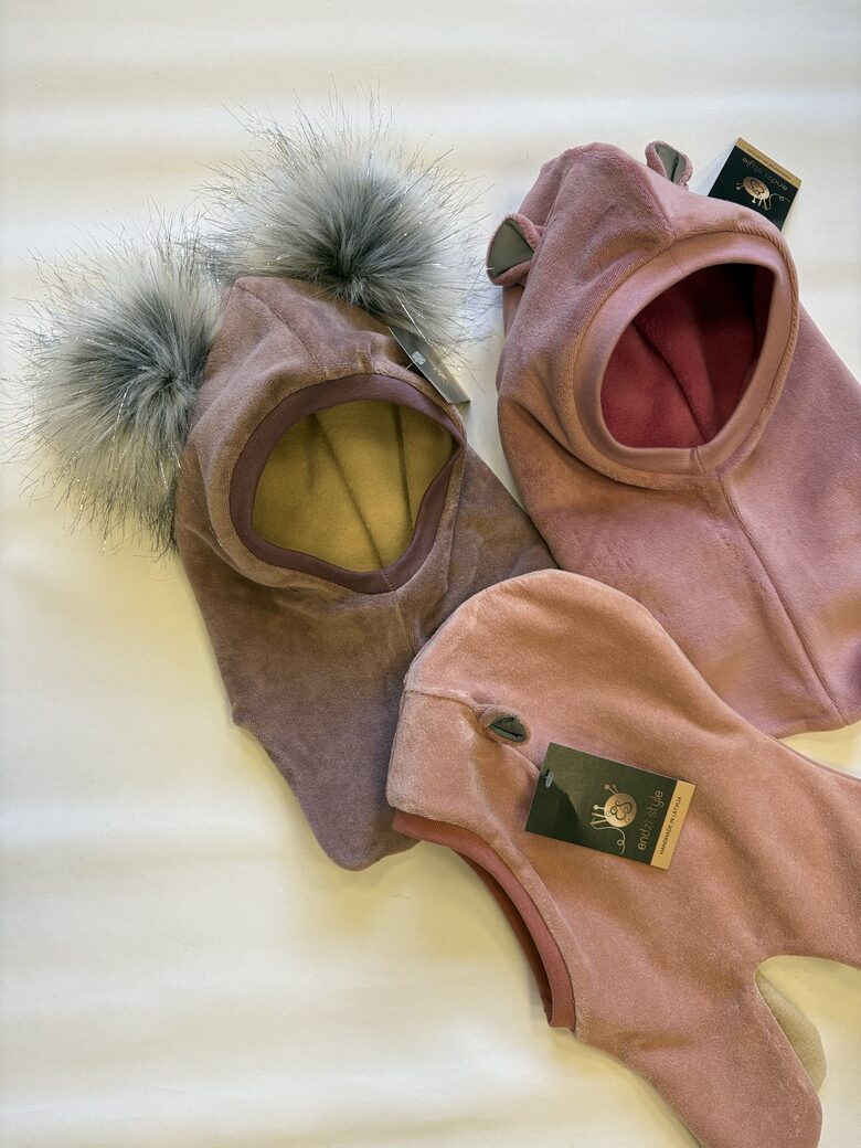 Ķivercepures meitenēm ar bumbuli vai austiņām vai dino . Kokvilnas velūra ķivercepures.