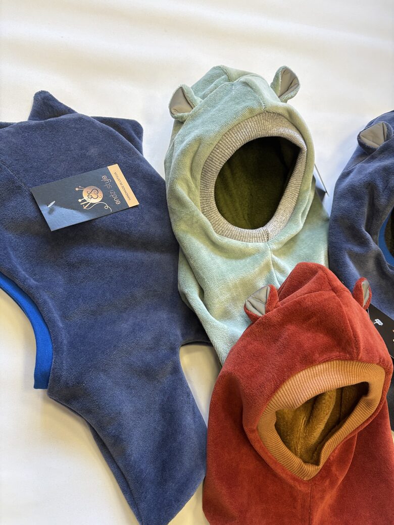 Bērnu ķivercepures no kokvilnas velūra ar flīsa oderi. Tumsā atstarojošas ausis vai dino.