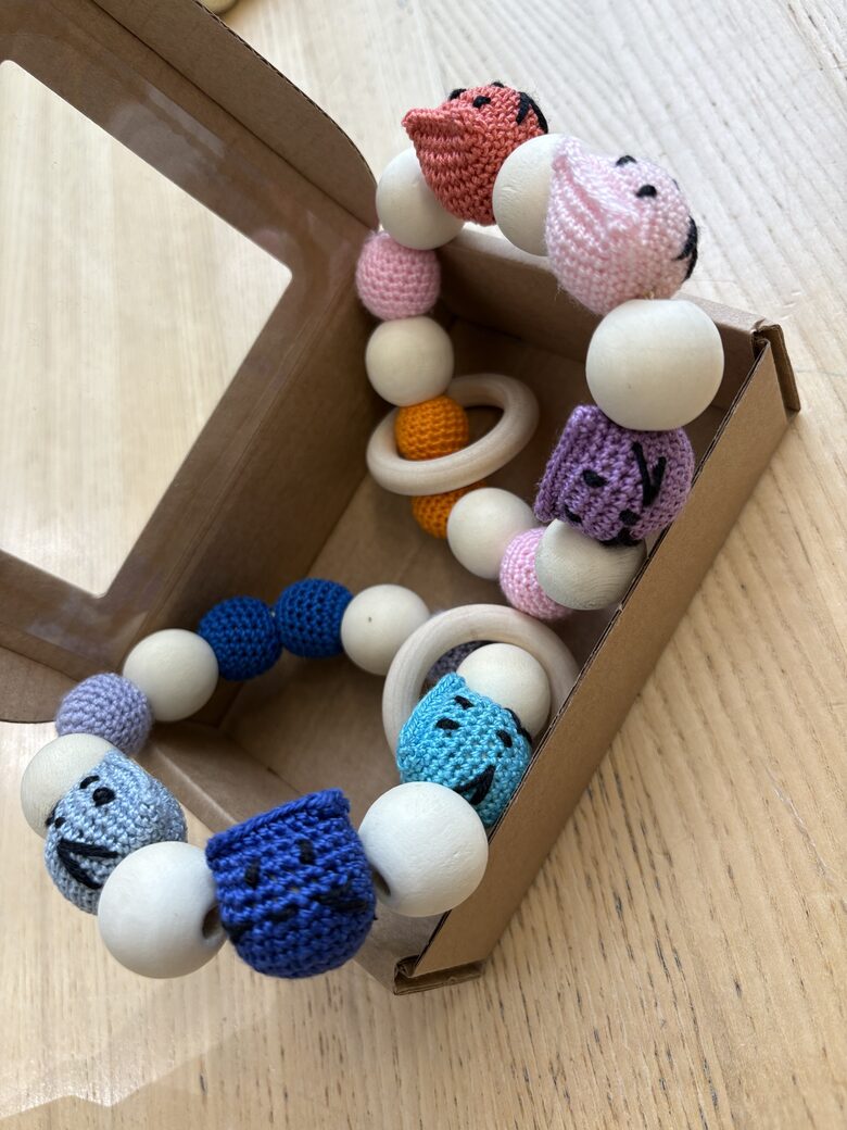 Tamborēts graužam riņķis mazulim. Tamborēti kaķīši.