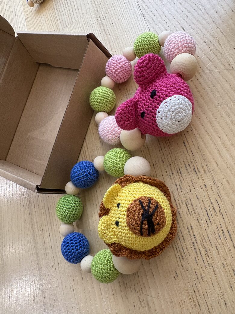 Tamborēti grabuļi mazulim. Rozā lācītis.Lauviņa.