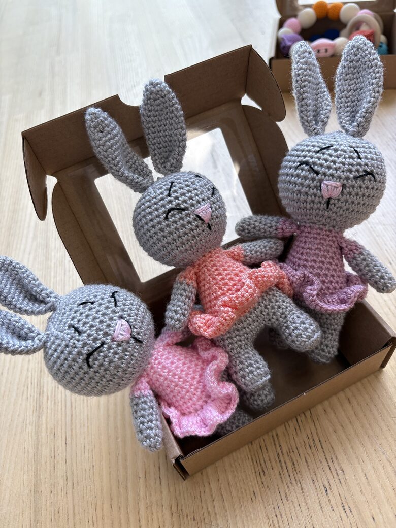 Tamborētas zaķenītes kleitiņā.  15 cm.