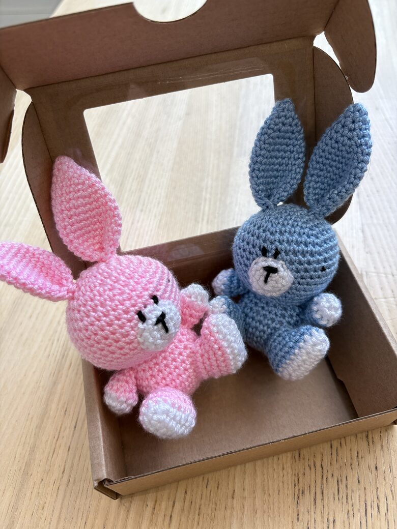 Jautrie zaķēni,Tamborēts zaķis. Dāvana raudzībās. Sēdošais zaķis. 10 cm