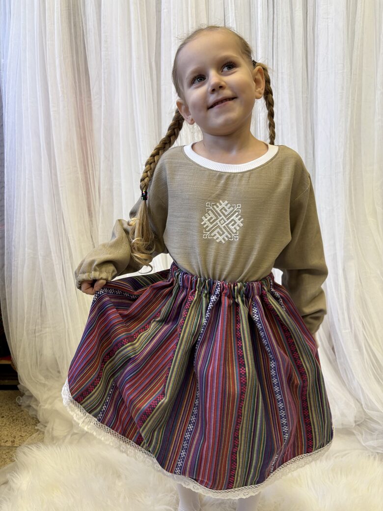 Stilzēti tautiskie svārki violetos toņos.(Nr-7.) Sieviešu un meiteņu.