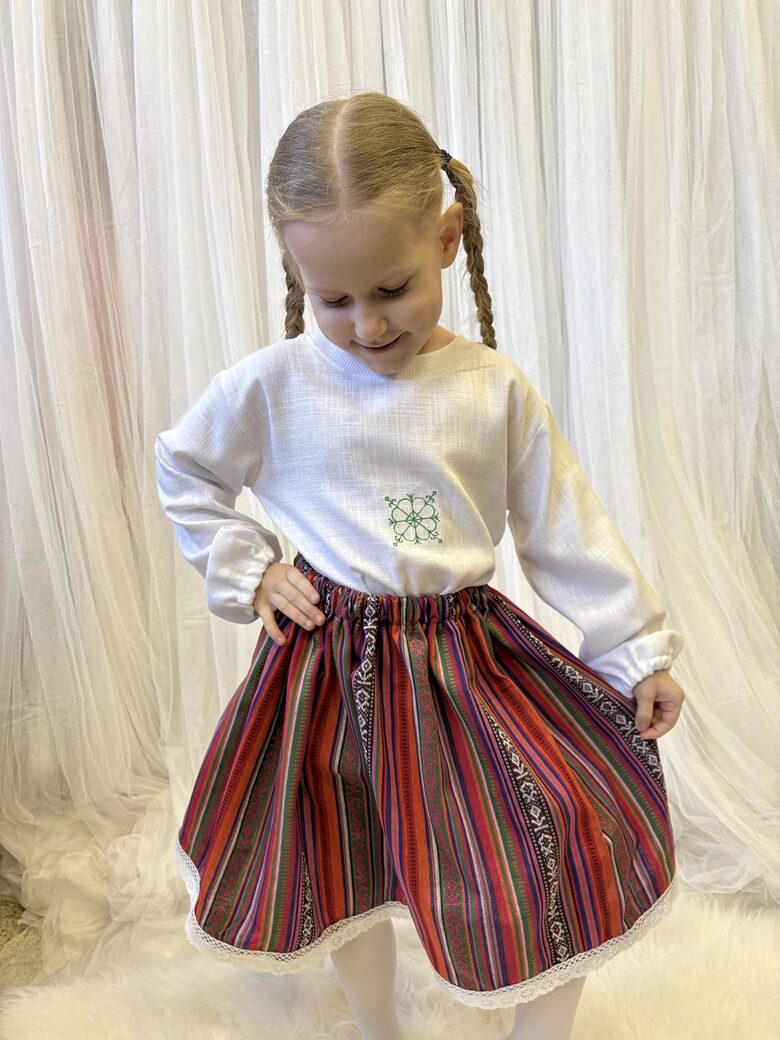 Sieviešu un meiteņu tautiskie svārki . Tautumeita. ( NR.6)