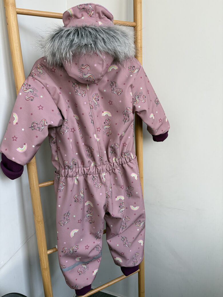 Ziemas kombinezons meitenēm. Softshell kombinezons ar kabatām un papildus oderi.110/116.,122/128.izm.