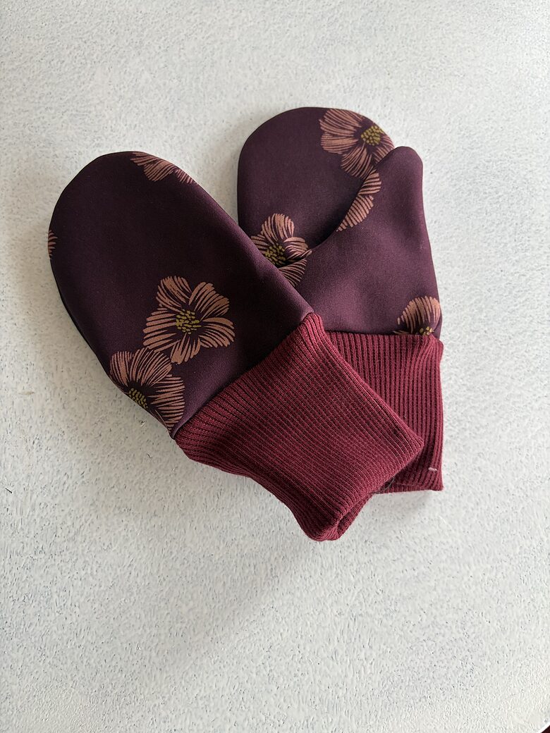 Meiteņu softshell cimdi. Bordo ziedi.