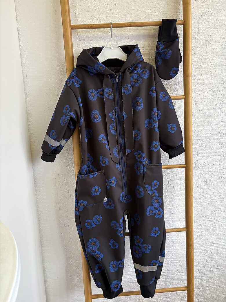 Starpsezonu softshell kombinezons meitenēm. Zilie ziedi. Softshell cimdi. 