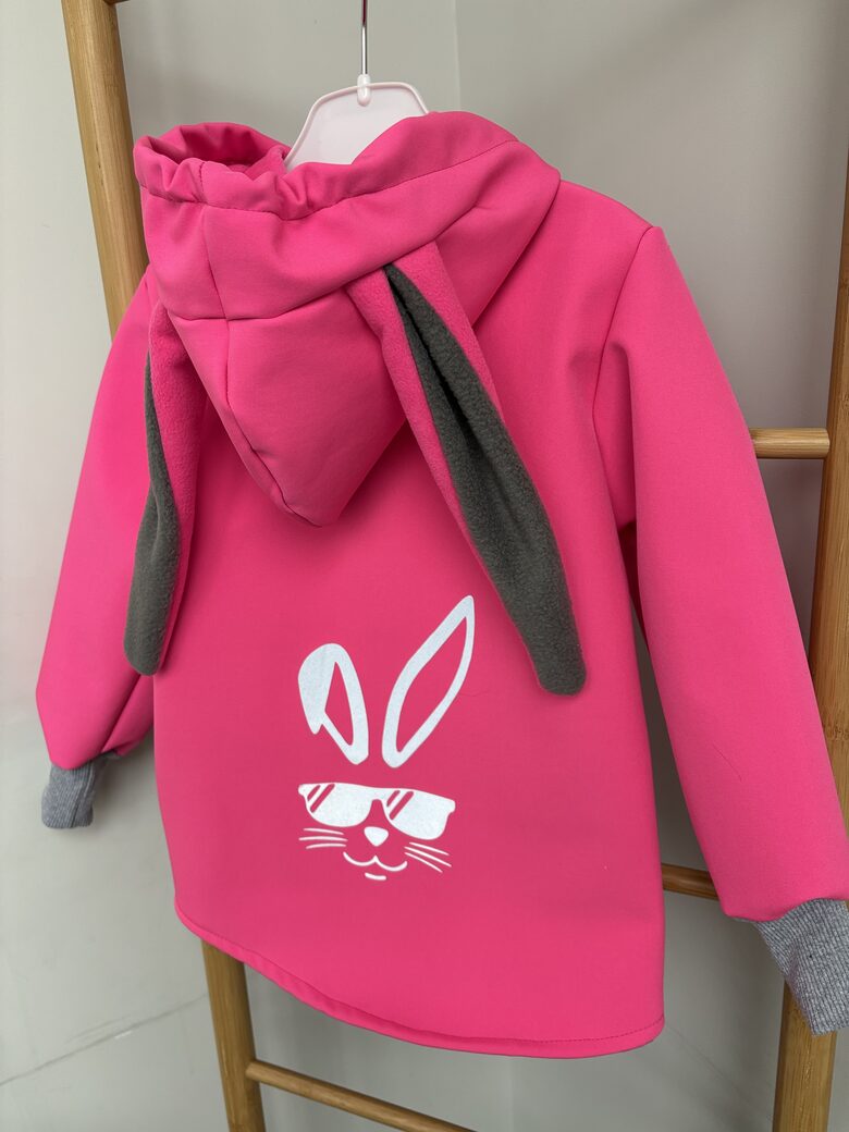 Softshell virsjaka ar tumsās atstarojošu zaķi.Dažādas krāsās jakai. 80-152.izm.