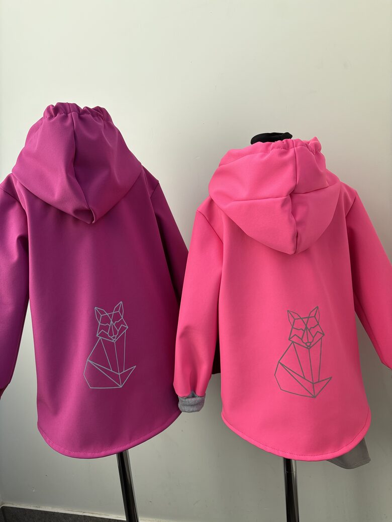 Softshell virsjaka meitenēm AR TUMSĀ ATSTAROJOŠĀM ZĪMĒM.80-146.izm.