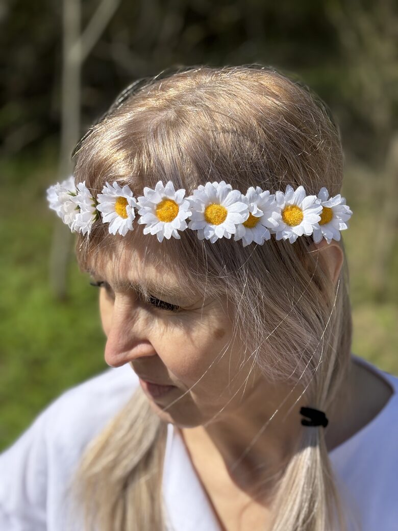 Ziedu vainadziņš.Margrietiņas. 48-56 cm.