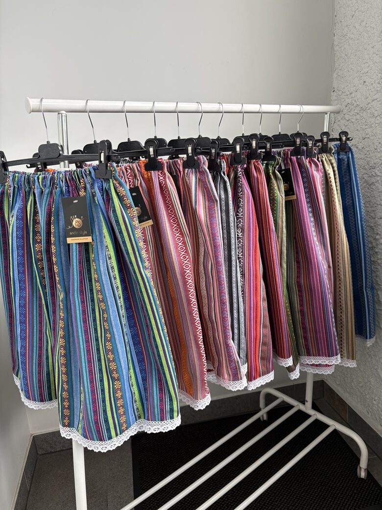 SIEVIEŠU tautiskie svārki ar gumiju,bez vai mežģīni.50,55,60,65,70,75 cm.