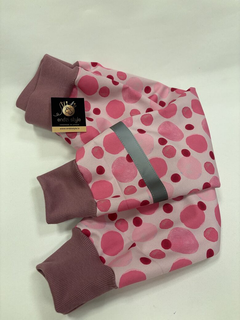 Rozā softshell bikses meitenēm. Rozā aplīši.