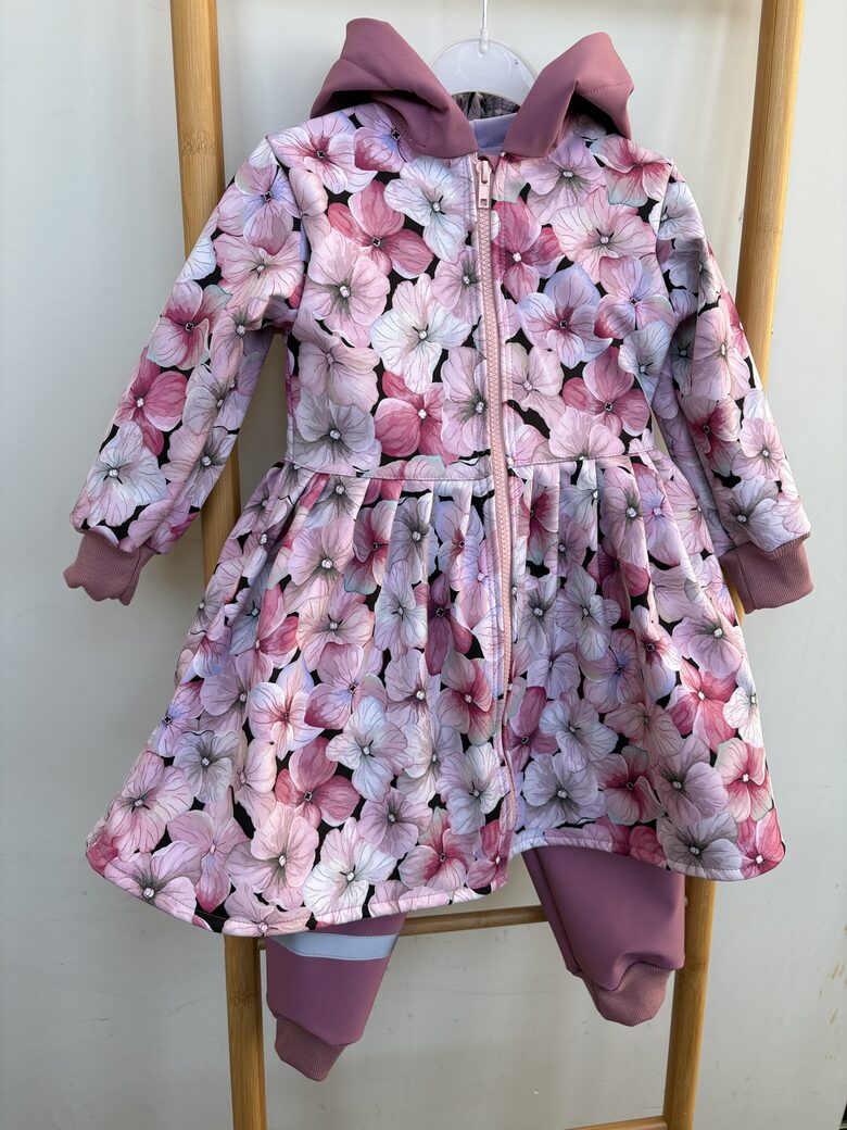 Rozā ziedi. Softshell mētelis meitenēm. Softshell bikses.