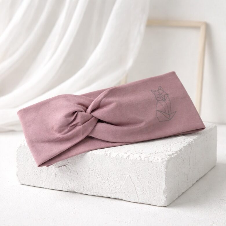 Pūderrozā tonī ausaine meitenēm. Tumsā atstarojoša lapsa vai vienradzīte.