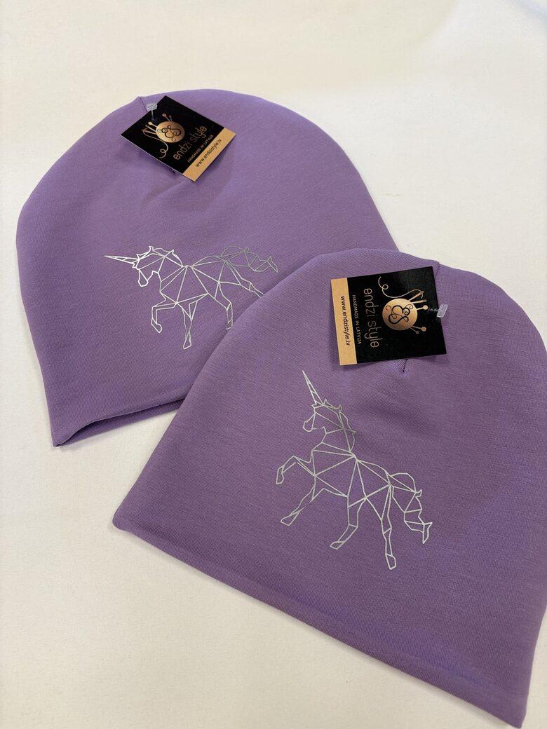 Gaišā VAI tumšā ceriņu tonī cepures pavasarim ar atstarojošu zīmi. Koši rozā.