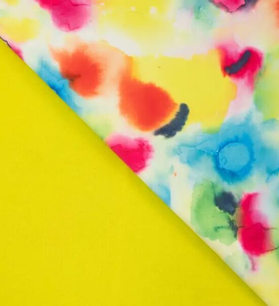 Softshell audums ar abstraktu apdruku.