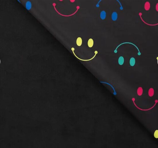 Melns softshell audums . Smaidiņš.