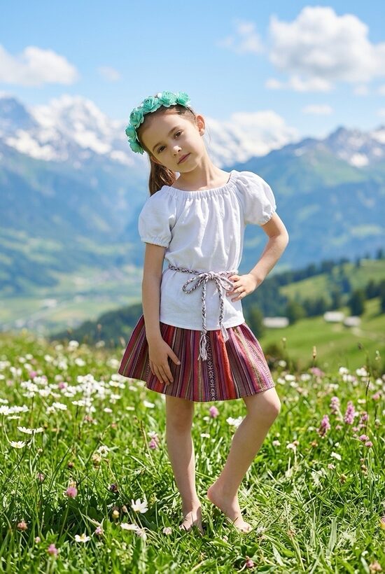 Balta lina kleita ar tamborētu jostu. ''Tautumeita .'' 80-146.izm.