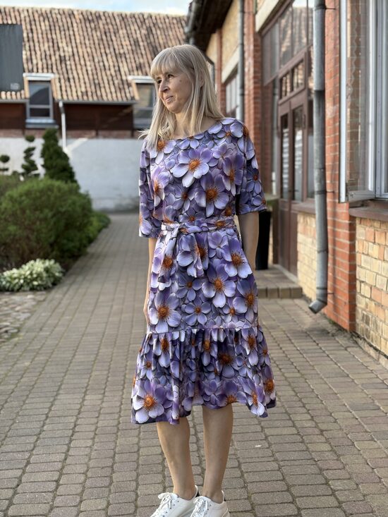 3D ziedi. Sieviešu kleita ar jostu,kabatas. Lillīgi ziedi. S-3XL.izm.