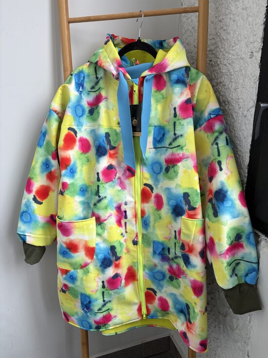 Dzelteni raibā sieviešu softshell jaka ar pagarinātu aizmuguri. (140 cm)