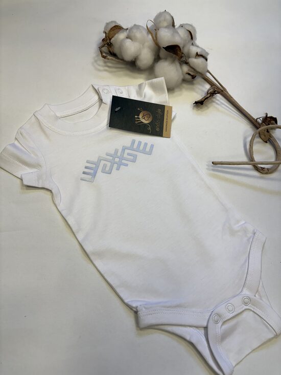 Balts bērnu bodijs.