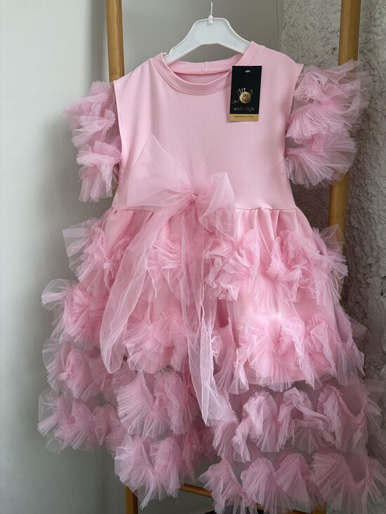 Rozā kleita ar tillu .Izlaiduma kleita.116/122.izm.