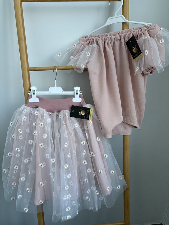 Pūderrozā tonī  blūzīte un svārki,tills ar izšūtiem ziediem.Margrietiņas.
