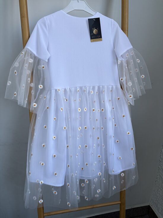 Balta svētku kleita ar izšūtu tillu. Margrietiņas. 92. izm.-152.izm.