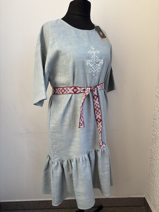 Sieviešu lina kleita, gaišā piparmētra. Austras koks. Rakstaina josta. (124 cm)