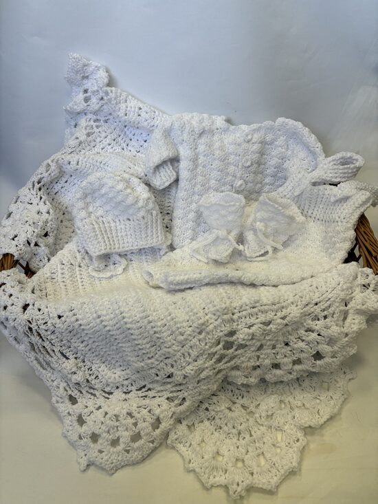 Tamborēts balts Pūriņš mazulim.Tamborēta sedziņa.