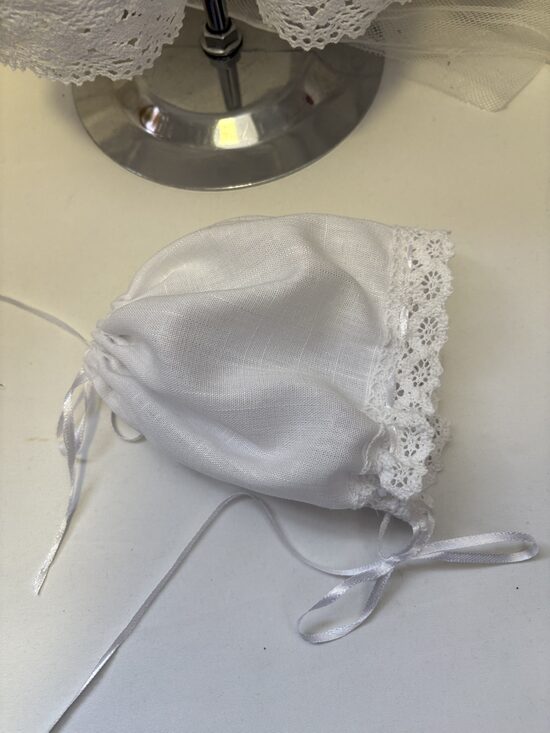 Kristību cepure ar kokvilnas mežģīni.