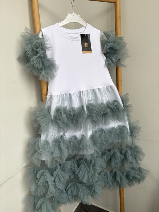 Izlaiduma  kleita .Balta kleita ar piparmētru tonī tillu. 122/128.izm.