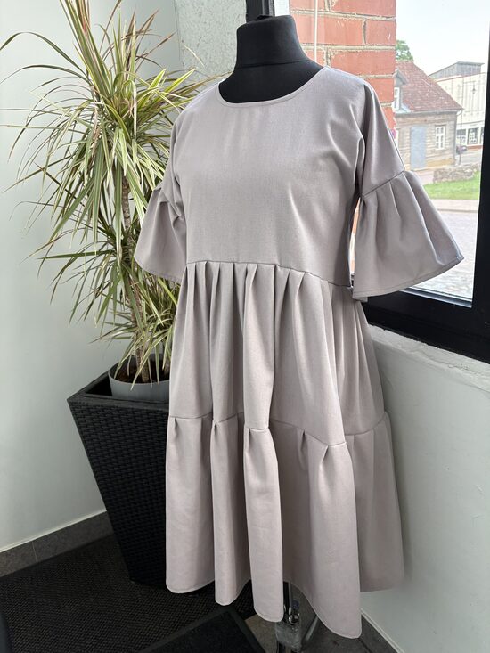 Lina/viskozes auduma kleita ar volāniem.38/40.,40/42.izm.
