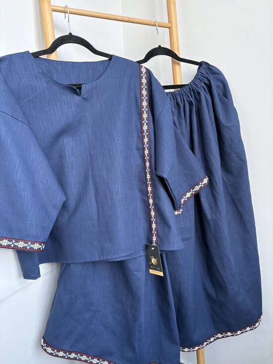 Lina apģērbu komplekts ar rakstainu lenti.Lina svārki ar kabatām.