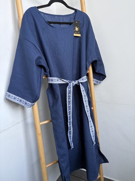 Sieviešu lina kleita ar jostu. Zilais džins.(128cm)