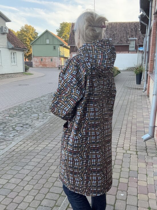 Pieejams uzreiz softshell mētelis.( 136 cm)
