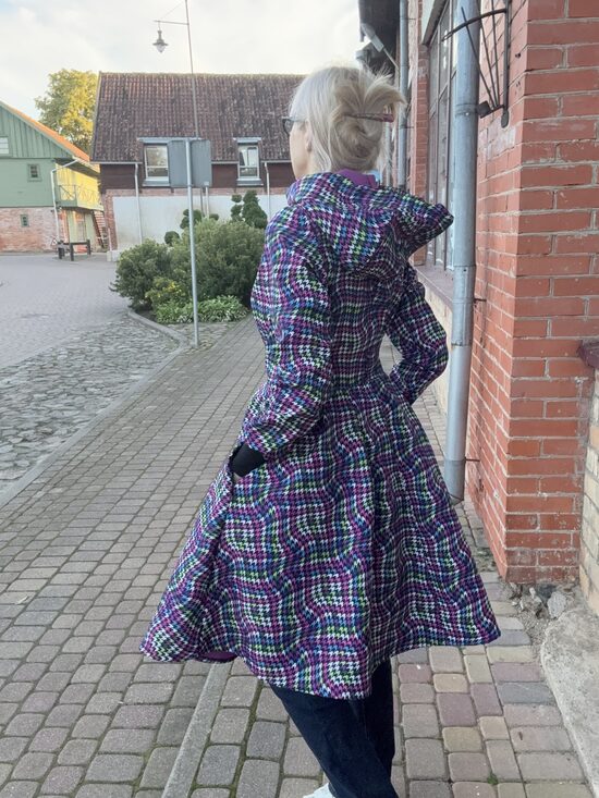 Sieviešu softshell mētelis ar volānu .PIEEJAMS uzreiz M/L.izmērs.