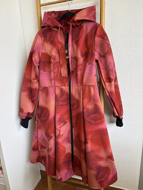Sieviešu softshell mētelis ar volānu. Aija. M - izm.