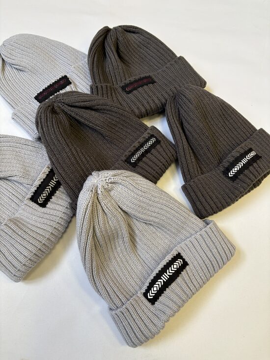 Adīta cepures rudens ziemas sezonai. Laimes slotiņa. 48-56 cm.