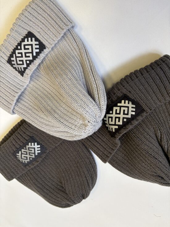 Jumis. Adītas trikotāžas cepures ar tumsā atstarojošo zīmi. 48-56 cm.