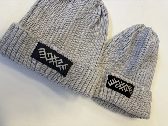  Pelēka cepure ar tumsā atstarojošu zīmi. ,,Jumis,, 48/56 cm.