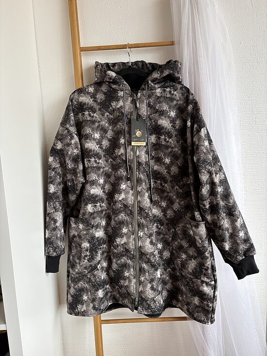 Sieviešu softshell jaka. Raibumiņš. Atstarotājs.OVERSIZE.138 cm.